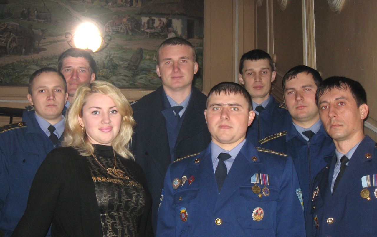 В сети имеется много “проукраинских” фотографий, где Козакова позирует с людьми в форме…